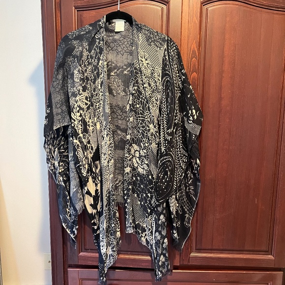 Anthropologie Accessories - Anthropologie Petanu by Pashma Silk/Wool Shawl One Size